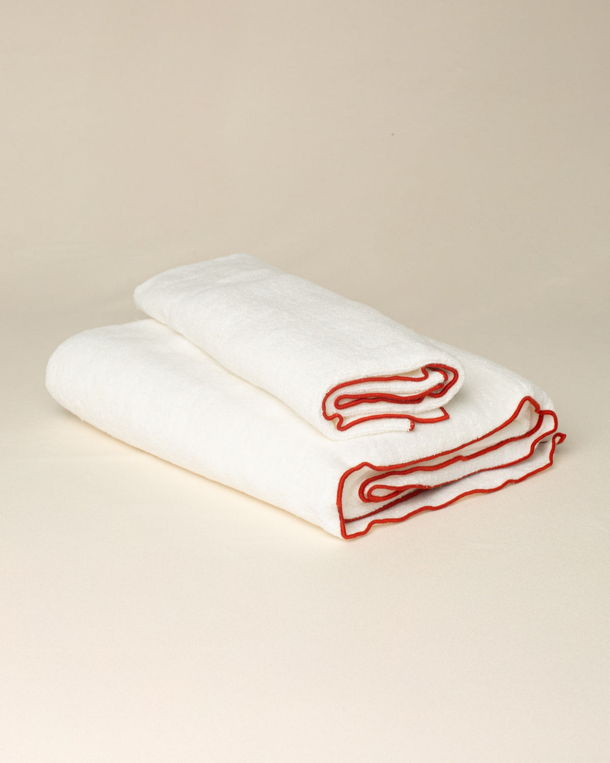 Toalha de Banho Alicudi Off White com Bordado na cor Tijolo - Oversized